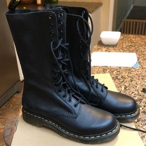 Dr martens Virginia black boots size 9 NEW in box